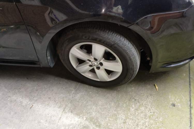 Used Volkswagen Lavida 2011 1.6L Manual - Premium Edition Right Front Wheel Hub