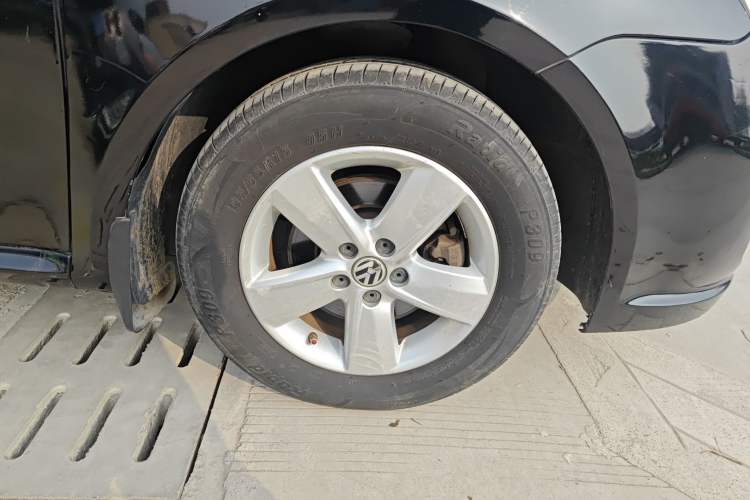 Used Volkswagen Lavida 2011 1.6L Manual Joy Version Right Front Wheel Hub