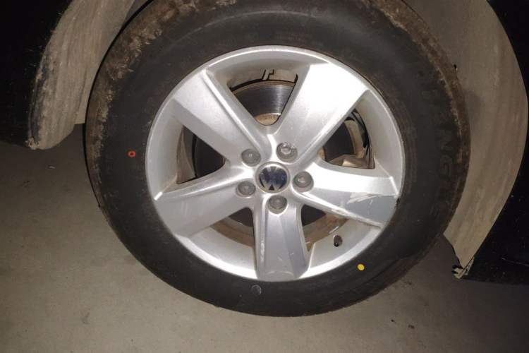 Used Volkswagen Lavida 2011 1.6L Automatic PinYou Edition Right Front Wheel Hub
