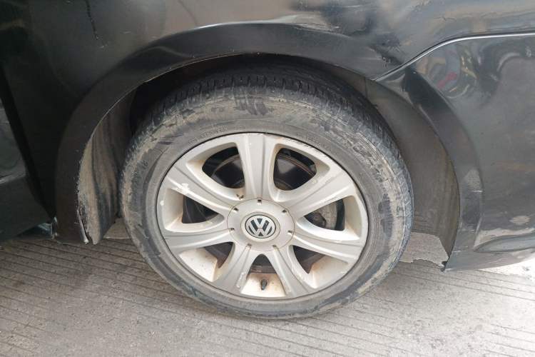 Used Volkswagen Lavida 2011 1.6L Automatic Premium Edition Right Front Wheel Hub