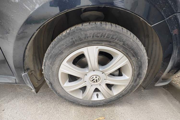 Used Volkswagen Lavida 2011 1.6L Automatic Premium Edition Right Front Wheel Hub