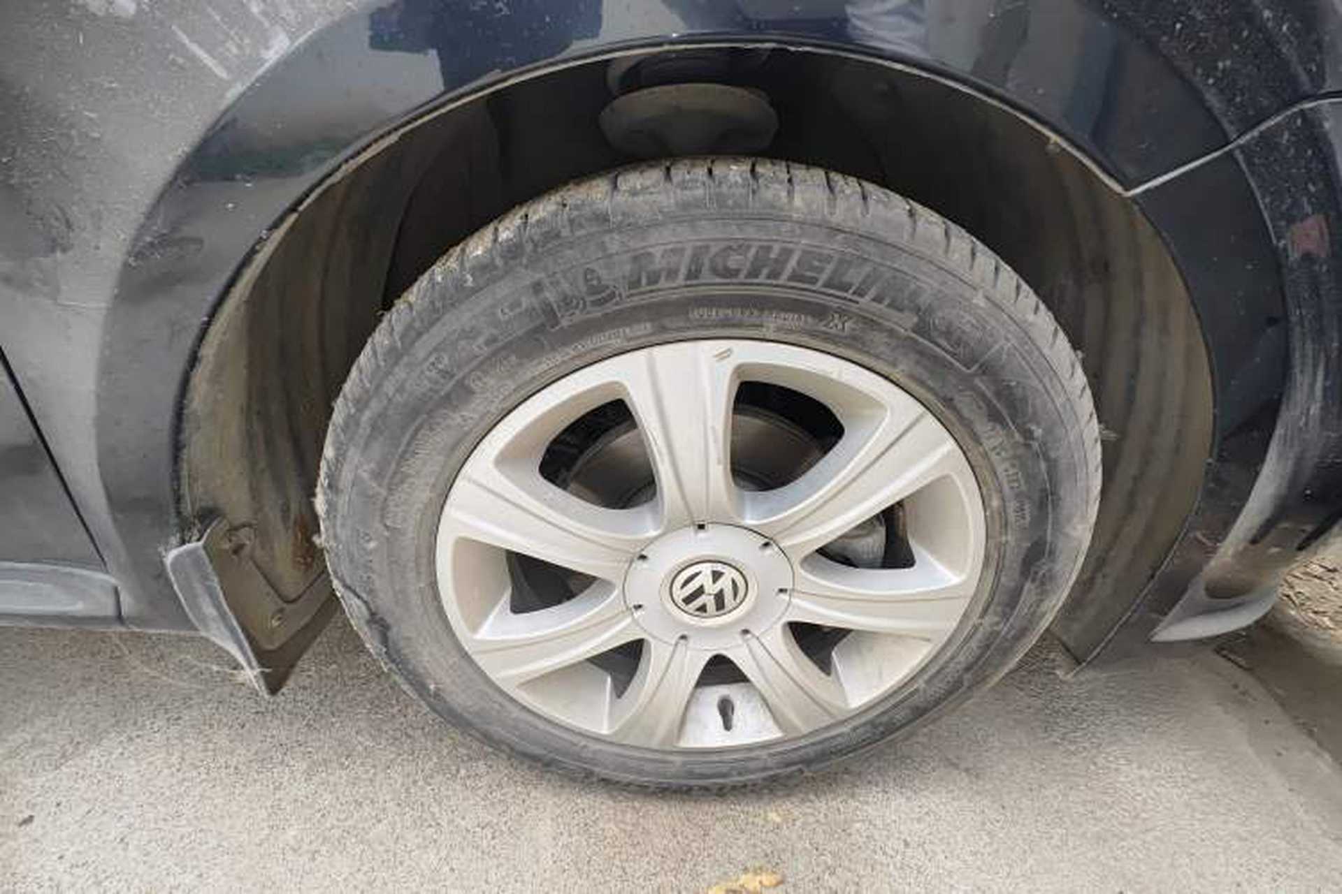 Used Volkswagen Lavida 2011 1.6L Automatic Premium Edition Right Front Wheel Hub