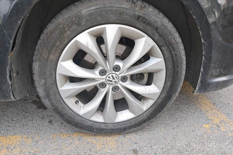 Used Volkswagen Lavida 2011 1.6L Automatic Pinxuan Edition Right Front Wheel Hub