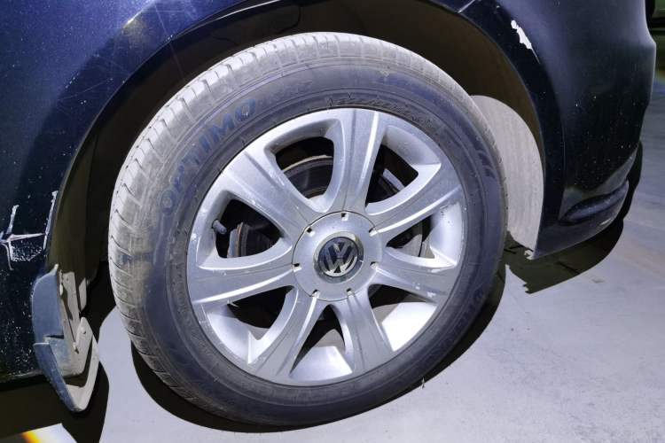 Used Volkswagen Lavida 2011 1.6L Automatic Premium Edition Right Front Wheel Hub
