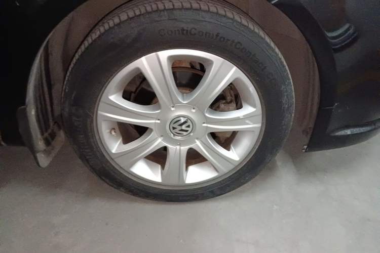Used Volkswagen Lavida 2011 1.6L Automatic Premium Edition Right Front Wheel Hub