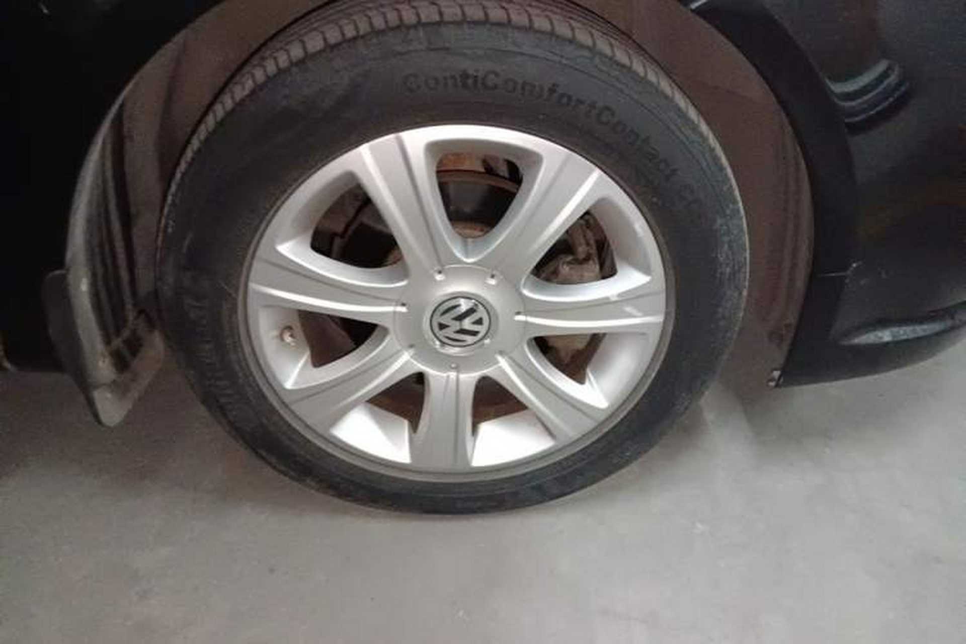 Used Volkswagen Lavida 2011 1.6L Automatic Premium Edition Right Front Wheel Hub