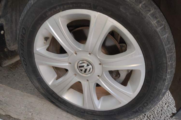 Used Volkswagen Lavida 2011 1.6L Automatic Premium Edition Right Front Wheel Hub