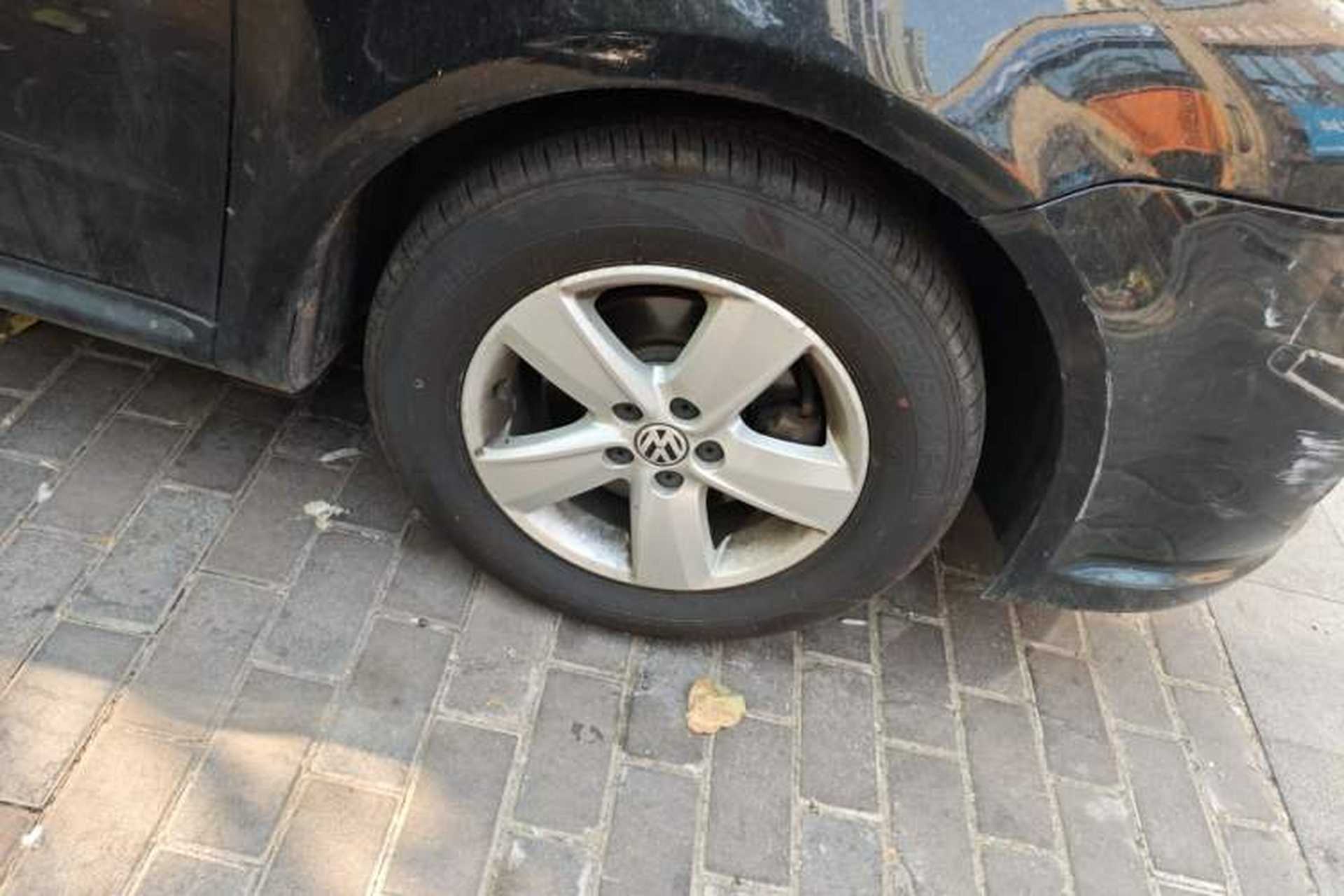 Used Volkswagen Lavida 2011 2.0L Automatic Premium Edition Right Front Wheel Hub