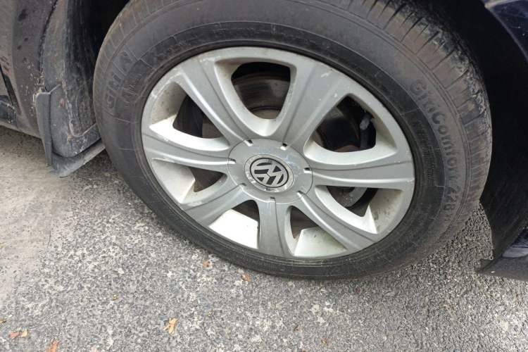 Used Volkswagen Lavida 2011 1.6L Automatic Premium Edition Right Front Wheel Hub