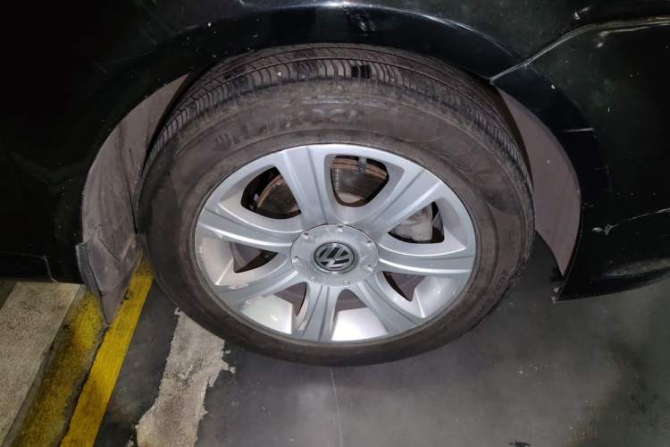 Used Volkswagen Lavida 2011 1.6L Manual - Premium Edition Right Front Wheel Hub