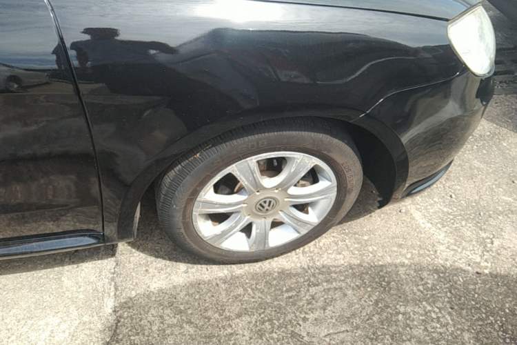 Used Volkswagen Lavida 2011 1.6L Automatic Premium Edition Right Front Wheel Hub
