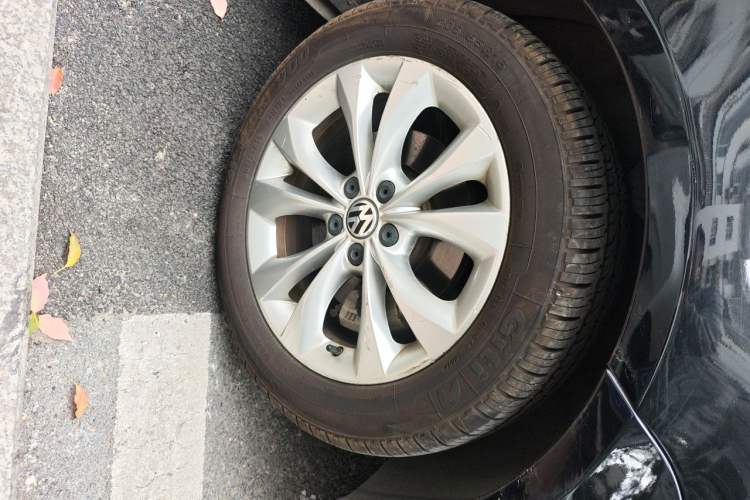 Used Volkswagen Lavida 2011 1.4 TSI Manual Prestige Edition Right Front Wheel Hub