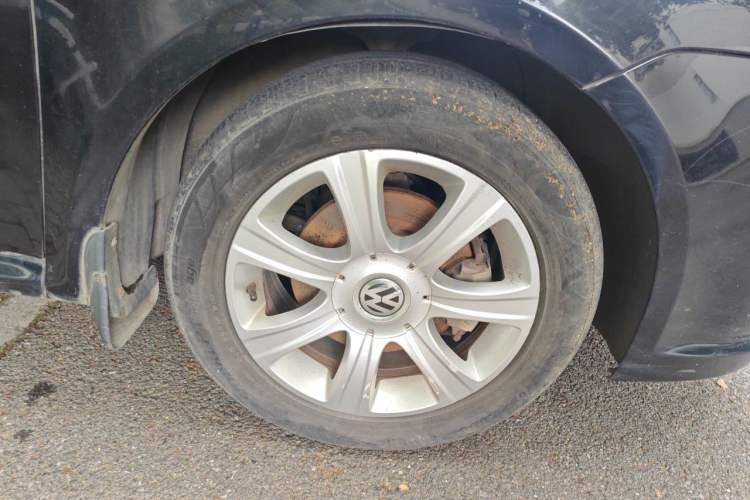 Used Volkswagen Lavida 2011 1.6L Automatic Premium Edition Right Front Wheel Hub