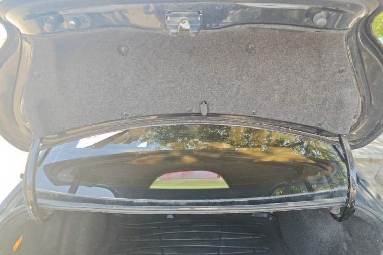 Used Volkswagen Lavida 2011 1.6L Automatic PinYou Edition Trunk