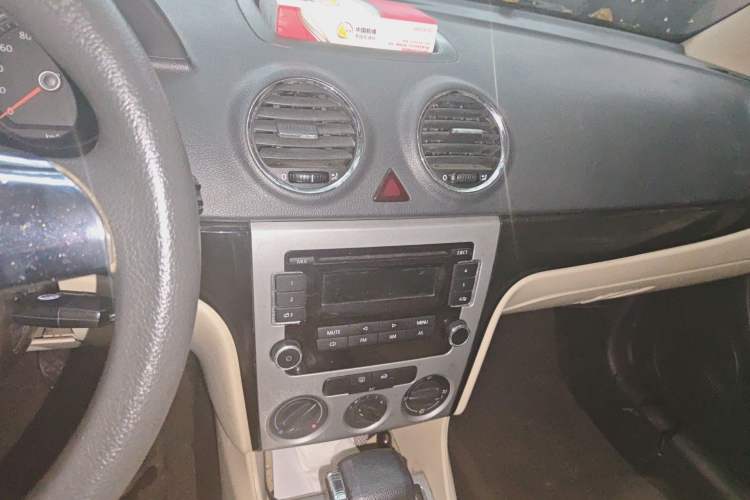 Used Volkswagen Lavida 2011 1.6L Automatic Premium Edition Audio And AC Panel