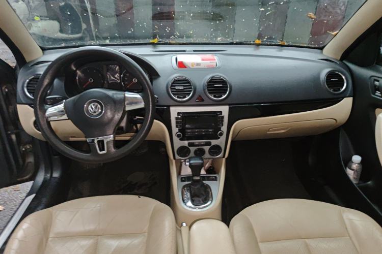 Used Volkswagen Lavida 2011 1.6L Automatic Premium Edition Center Console