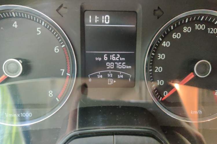Used Volkswagen Lavida 2011 1.4 TSI DSG Prestige Edition Odometer Close Up