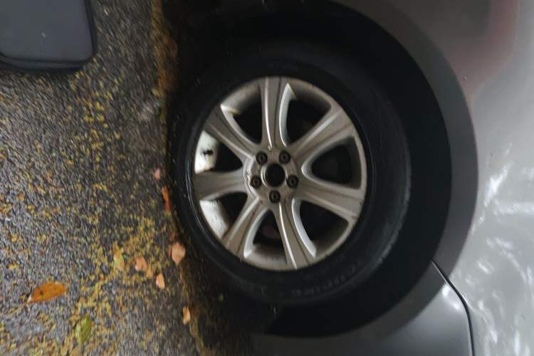 Used Volkswagen Lavida 2011 1.6L Automatic Premium Edition Right Front Wheel Hub
