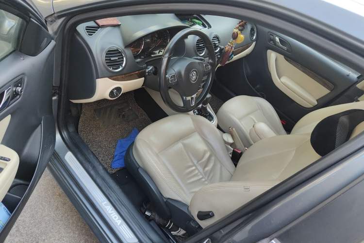 Used Volkswagen Lavida 2011 1.6L Automatic Pinxuan Edition Interior 3