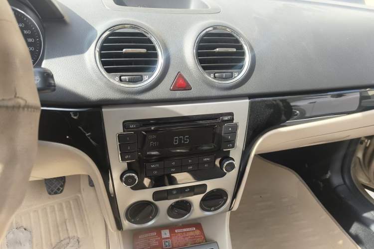 Used Volkswagen Lavida 2011 1.6L Manual - Premium Edition Audio And AC Panel