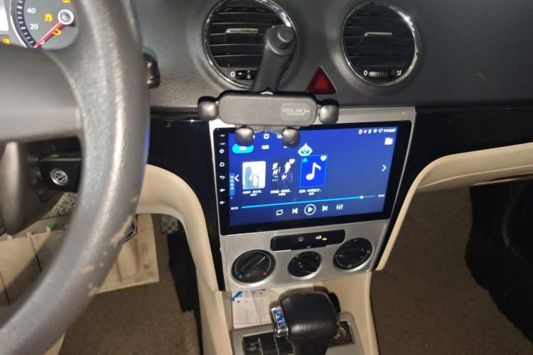 Used Volkswagen Lavida 2011 1.6L Automatic Premium Edition Audio And AC Panel