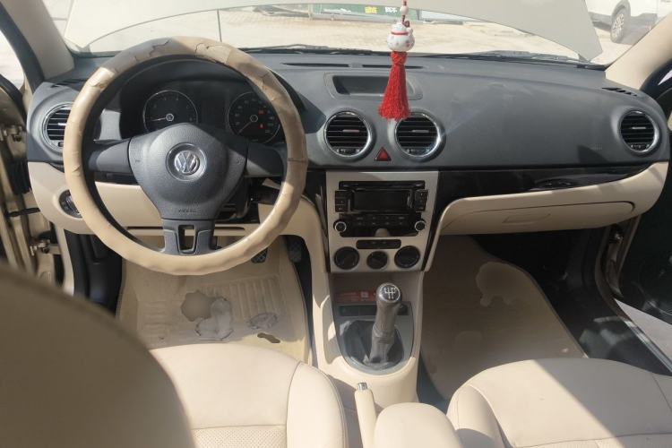 Used Volkswagen Lavida 2011 1.6L Manual - Premium Edition Center Console