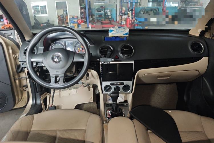 Used Volkswagen Lavida 2011 1.6L Automatic Premium Edition Center Console