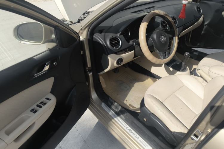Used Volkswagen Lavida 2011 1.6L Manual - Premium Edition Driver Seat