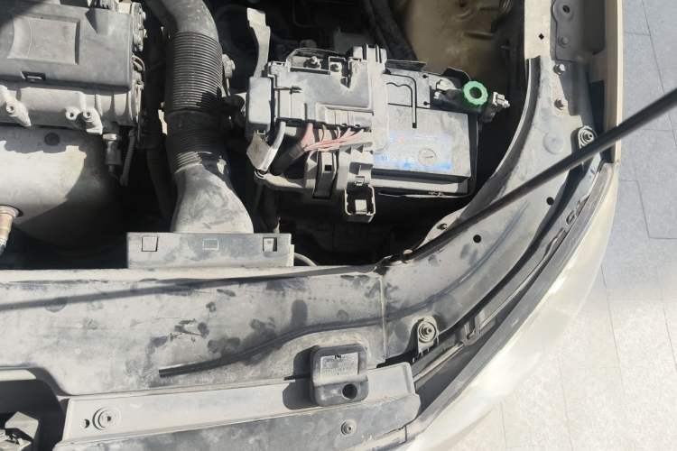 Used Volkswagen Lavida 2011 1.6L Manual - Premium Edition Engine Bay Left
