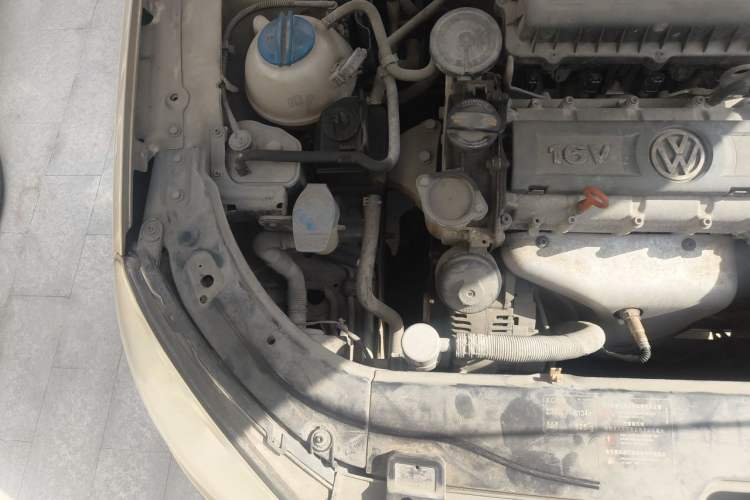 Used Volkswagen Lavida 2011 1.6L Manual - Premium Edition Engine Bay Right