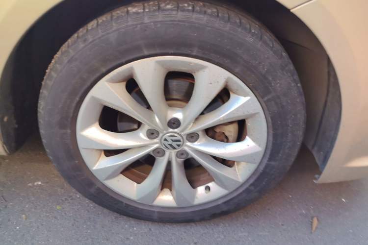 Used Volkswagen Lavida 2011 1.4 TSI DSG Prestige Edition Right Front Wheel Hub