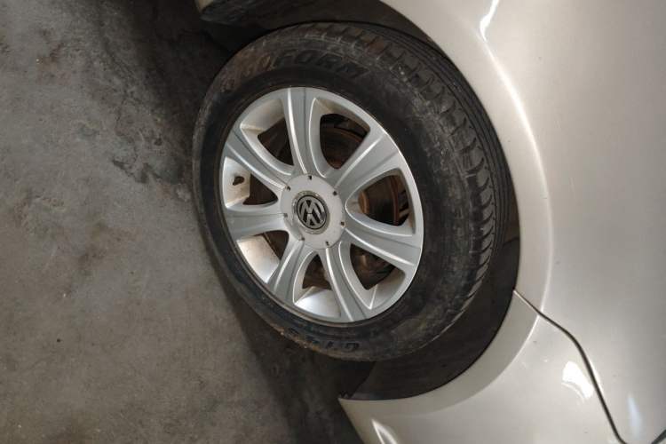 Used Volkswagen Lavida 2011 1.6L Automatic Premium Edition Right Front Wheel Hub