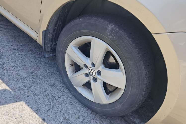 Used Volkswagen Lavida 2011 2.0L Automatic Premium Edition Right Front Wheel Hub