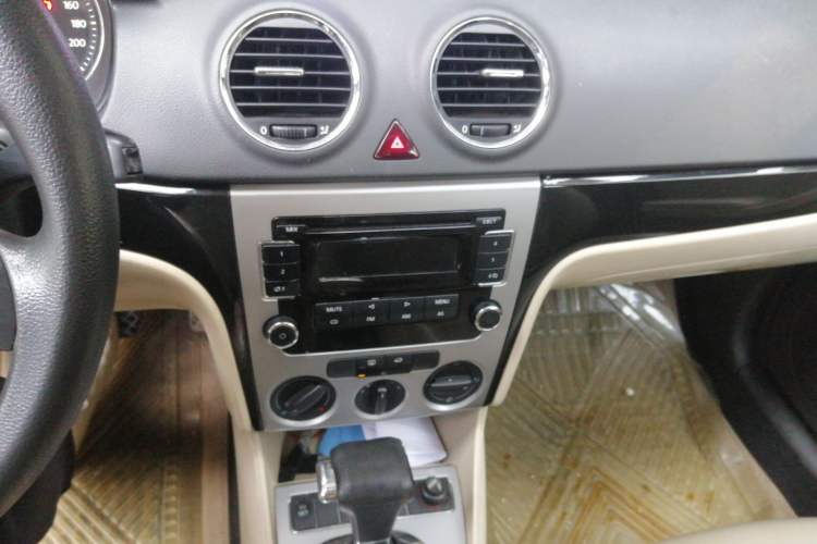 Used Volkswagen Lavida 2011 1.6L Automatic Premium Edition Audio And AC Panel