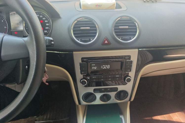 Used Volkswagen Lavida 2011 1.6L Manual - Premium Edition Audio And AC Panel