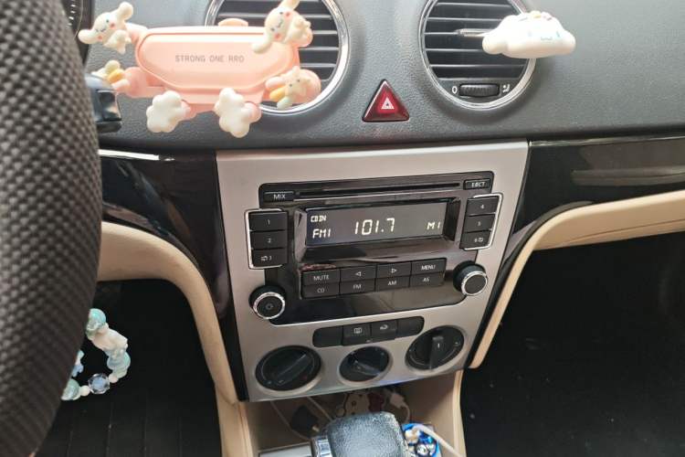 Used Volkswagen Lavida 2011 1.6L Automatic Premium Edition Audio And AC Panel