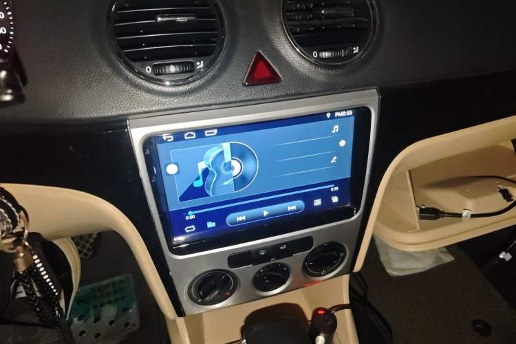 Used Volkswagen Lavida 2011 1.6L Automatic Premium Edition Audio And AC Panel