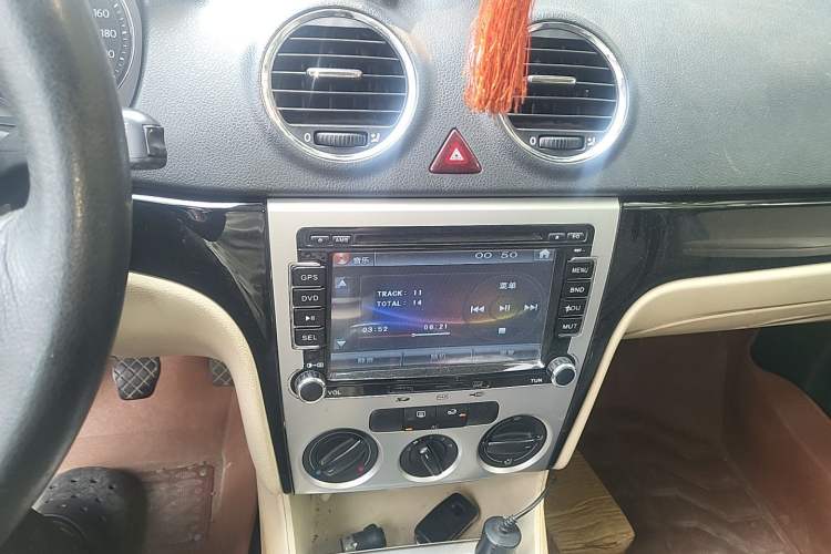 Used Volkswagen Lavida 2011 1.6L Manual - Premium Edition Audio And AC Panel