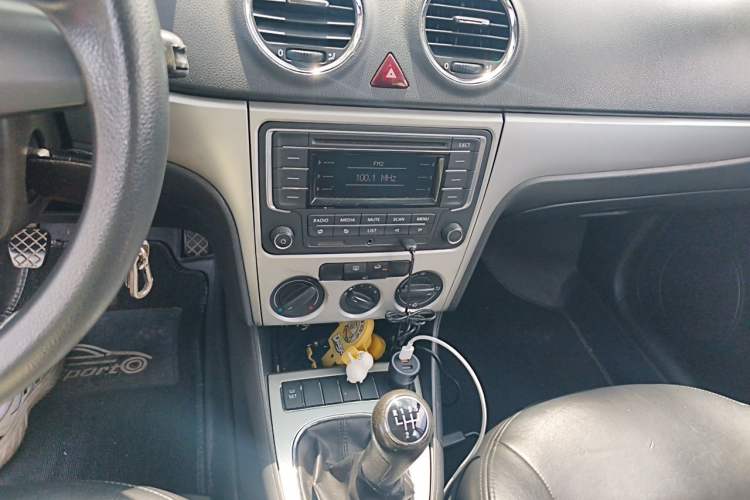 Used Volkswagen Lavida 2011 1.6L Manual - Premium Edition Audio And AC Panel