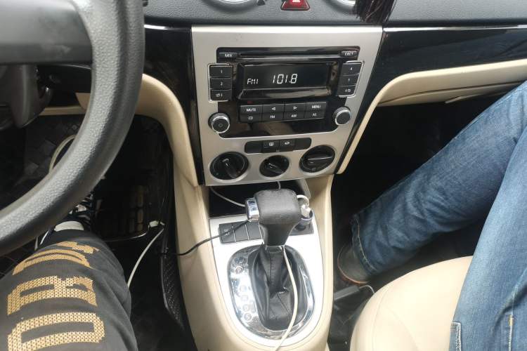 Used Volkswagen Lavida 2011 1.6L Automatic Premium Edition Audio And AC Panel