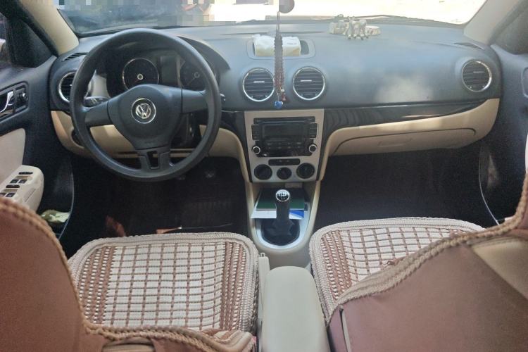 Used Volkswagen Lavida 2011 1.6L Manual - Premium Edition Center Console