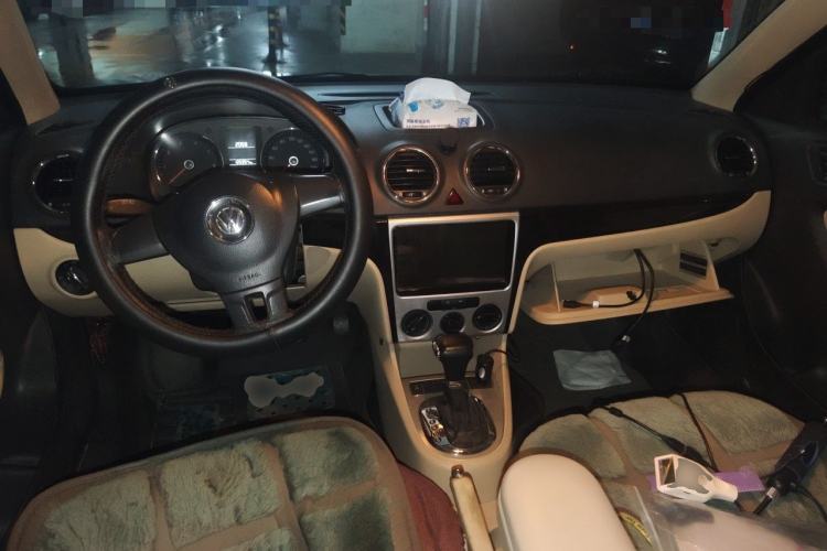 Used Volkswagen Lavida 2011 1.6L Automatic Premium Edition Center Console