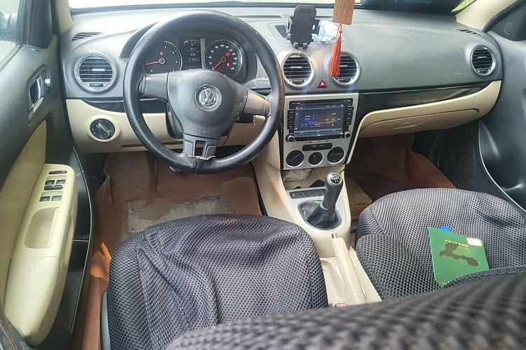 Used Volkswagen Lavida 2011 1.6L Manual - Premium Edition Center Console