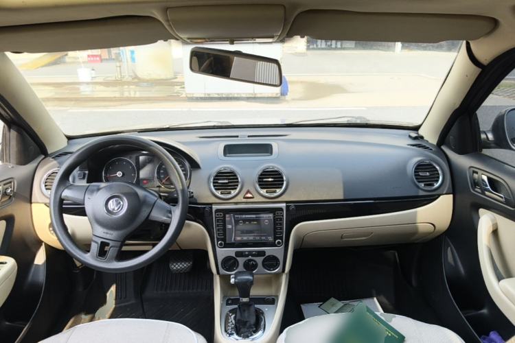 Used Volkswagen Lavida 2011 1.6L Automatic Premium Edition Center Console