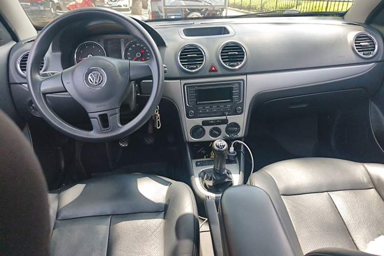 Used Volkswagen Lavida 2011 1.6L Manual - Premium Edition Center Console