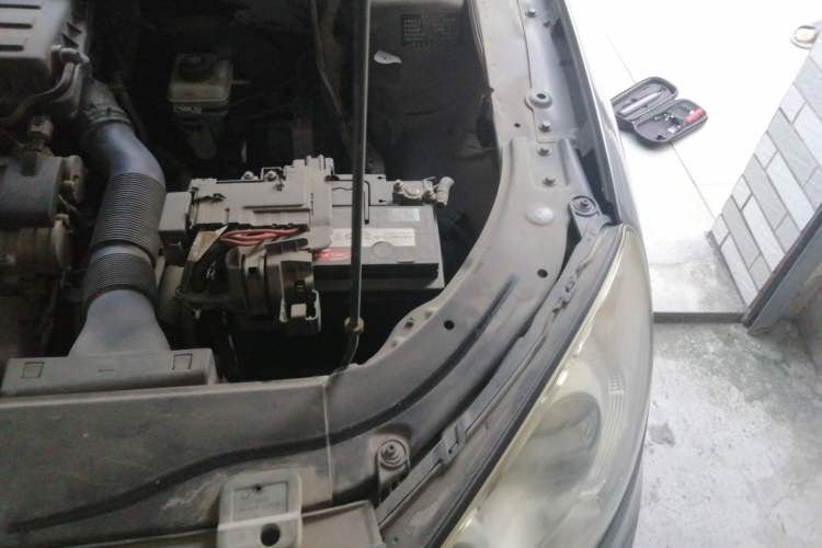 Used Volkswagen Lavida 2011 1.6L Automatic Premium Edition Engine Bay Left