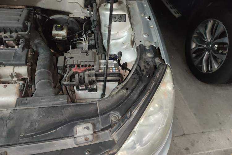 Used Volkswagen Lavida 2011 1.6L Automatic PinYou Edition Engine Bay Left