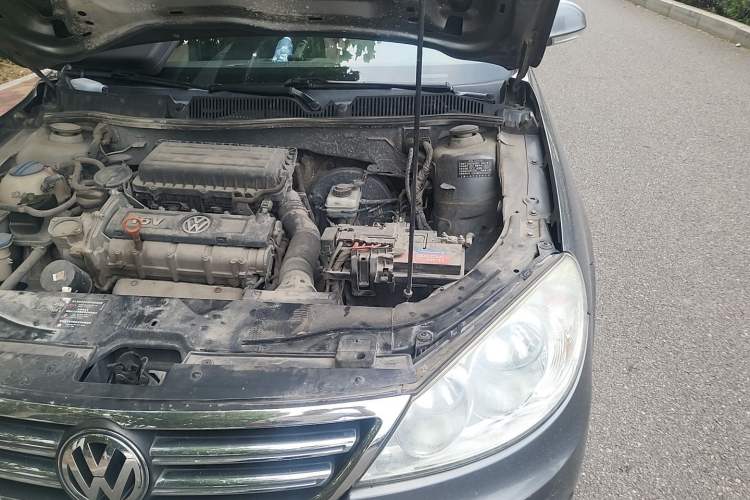 Used Volkswagen Lavida 2011 1.6L Manual - Premium Edition Engine Bay Left