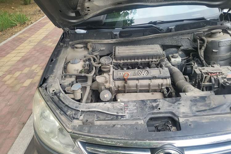 Used Volkswagen Lavida 2011 1.6L Manual - Premium Edition Engine Bay Right