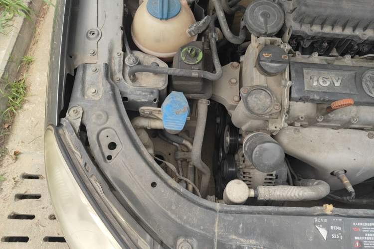 Used Volkswagen Lavida 2011 1.6L Manual - Premium Edition Engine Bay Right